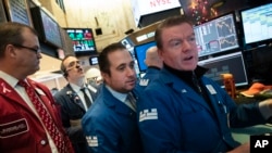 Corredores bursátiles tuvieron un día difícil. El desempleo aumentó, según se anuncio por la mañana.Pero el ánimo fue influenciado por el llamado de EE.UU. a promover un alza en los precios del petróleo. La Bolsa cerró en positivo.