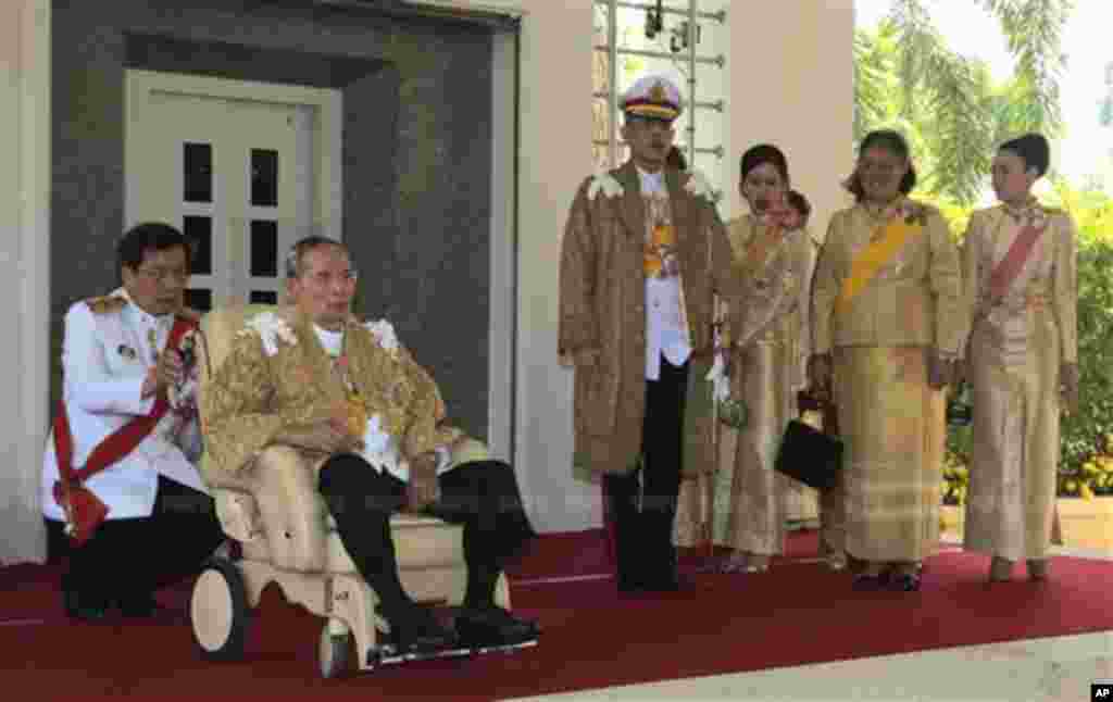 Raja Thailand Bhumibol Adulyadej (kedua dari kiri) Putra Mahkota Vajiralongkorn (ketiga dari kiri), Putri Chulabhorn, Putri Sirindhorn, dan Putri Permaisuri Srirasm (kanan), tiba di Istana Klai Kangwon sebelum upacara perayaan ulang tahun Raja yang ke-86 di provinsi Prachuap Khiri Khan di Thailand, 2013. (AP/Biro Rumah Tangga Istana)