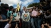 Juan Guaidó pidió a los venezolanos imprimir la ley y la distribuyan entre familiares y/o conocidos militares.