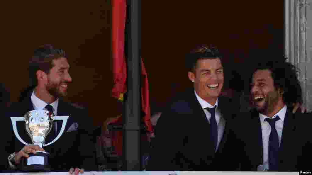 Sergio Ramos,Cristiano Ronaldo et Marcelo ont le sourire après avoir remporté la Liga à Madrid, en Espagne, le 22 mai 2017.