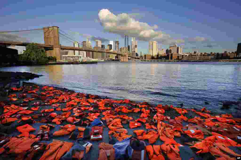 Para penyokong dari Oxfam America menempatkan ratusan jaket pelampung di tanah di sepanjang kanal di Brooklyn, New York City untuk menarik perhatian terhadap terjadinya krisis pengungsi. Banyak di antara jaket pelampung tersebut yang bekas digunakan oleh para pengungsi baik dewasa maupun anak-anak dan dikumpulkan di pantai-pantai di Yunani.