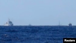 2014年7月15日南中国海地区，从远处可见护卫海洋石油981钻井平台的中国船只。