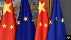 资料照：欧盟旗帜与中国国旗
