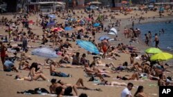 Ljudi se sunčaju na plaži u Barceloni, Španija, utorak, 8. juna 2021.