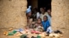 Des réfugiés nigerians dans leur maison au sein du camp Minawao, dans le nord du cameroun, le 18 avril 2016.