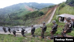 지난 8월 한국 경기도 연천군 중서부전선 비무장지대(DMZ)에서 육군 28사단 장병이 경계 근무를 위해 이동하고 있다. (자료사진)