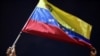 Un hombre muestra una bandera venezolana durante una protesta en Güiria, Venezuela, el 18 de diciembre de 2020.