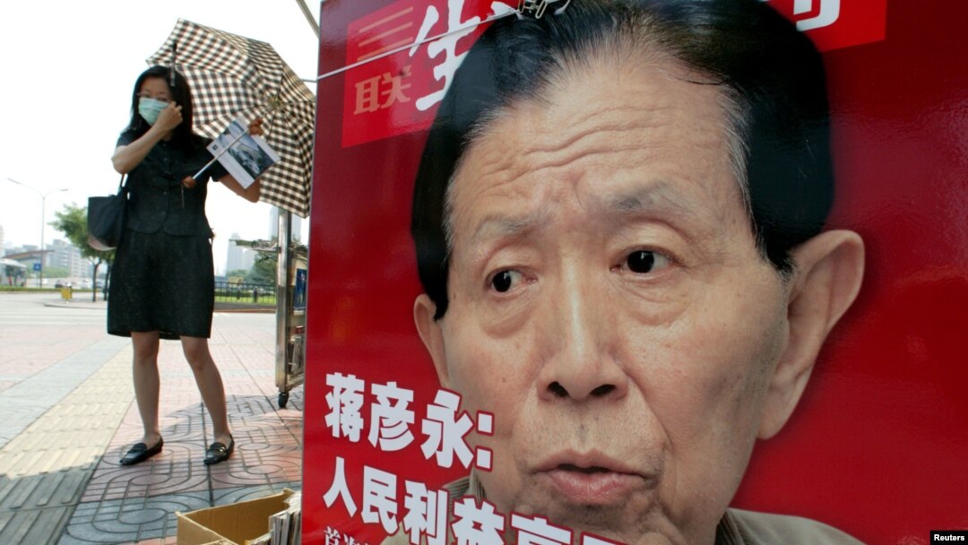 2003年6月5日，北京一婦女路過販售以蔣彥永醫生為雜誌封面的書報攤。
