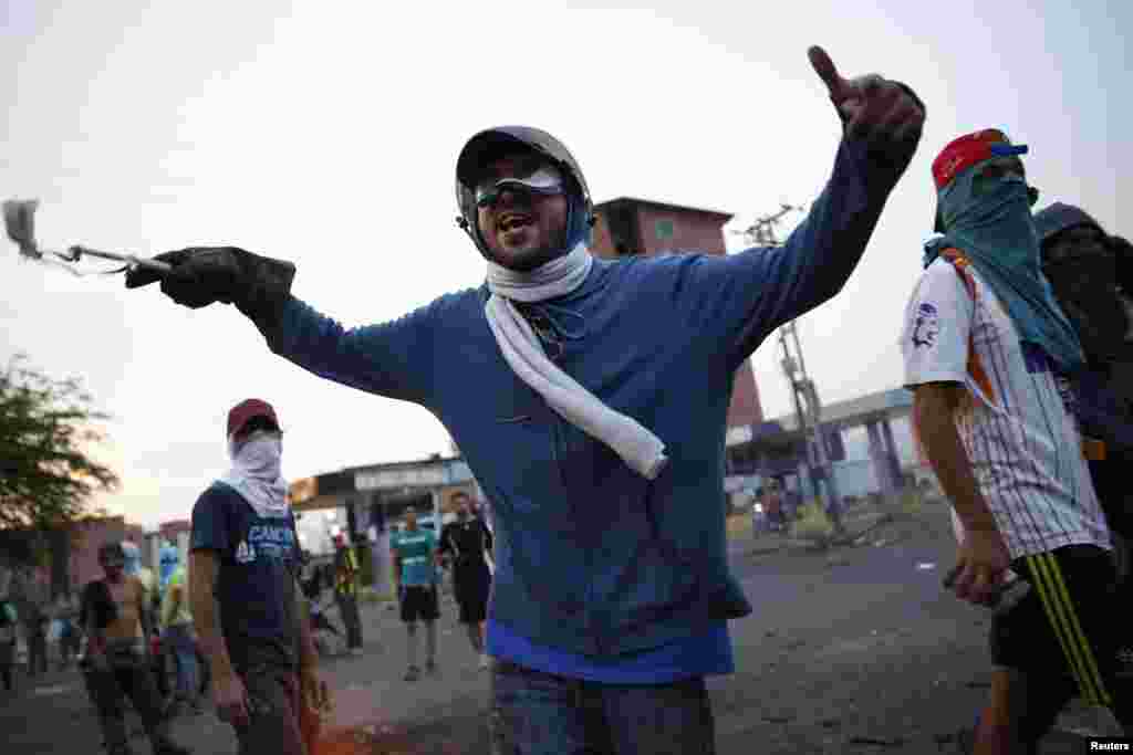 Manifestantes anti-governo gritam durante um protesto, numa barricada em San Cristobal, Venezuela, Fev. 27, 2014.