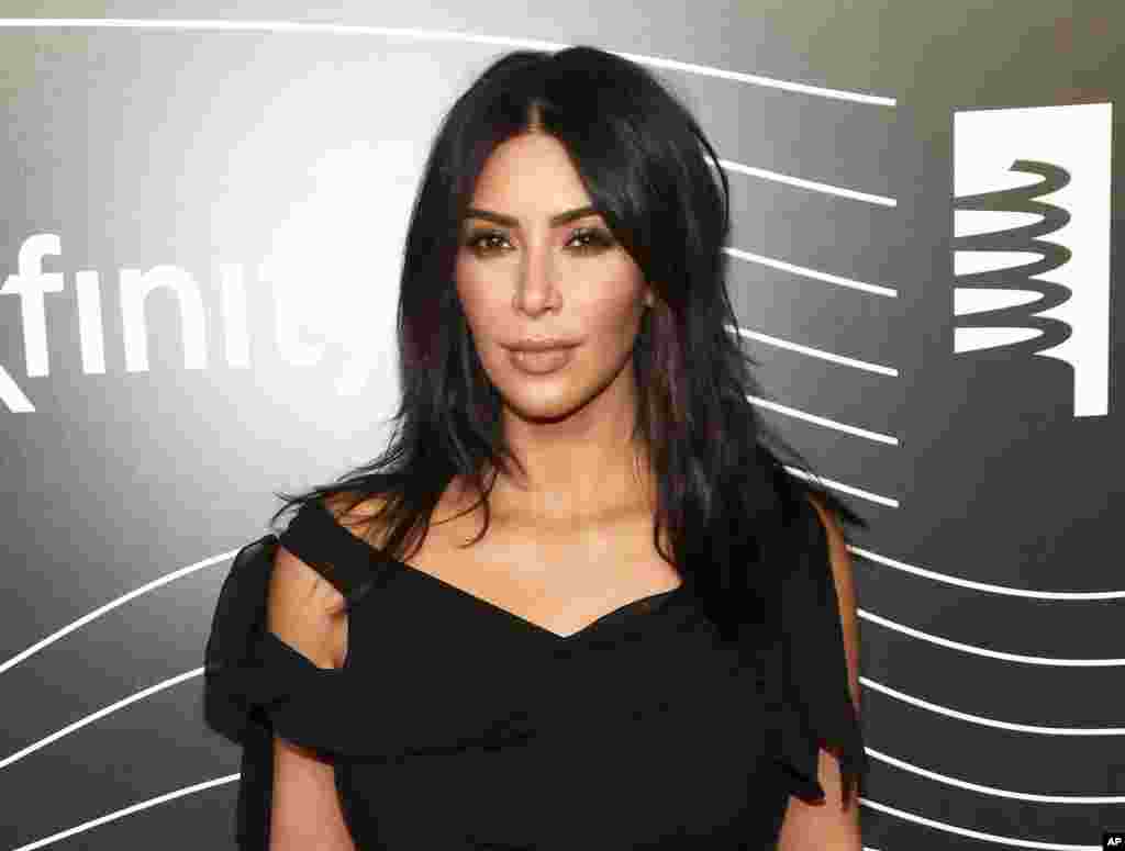好莱坞名媛金·卡戴珊( Kim Kardashian )在纽约参加颁奖活动(2016年5月)。2016年10月3日,她曾经在她位于巴黎的高级公寓里遭到5名假扮警察的歹徒入室抢劫。歹徒将她五花大绑地锁在浴室里,并带走高达上百万美金的珠宝。
