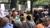 Maestros venezolanos protestan en Caracas, como parte de una convocatoria hecha por el presidente designado Juan Guaidó para una jornada permanente de protestas. Foto VOA.