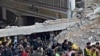 巴基斯坦白沙瓦市中心一座清真寺遭自杀炸弹袭击后救援人员在搜救死难者。（2023年1月30日）