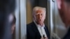 Дональд Трамп общается с журналистами на борту президентского самолета по пути в Майами, 26 января 2025 года