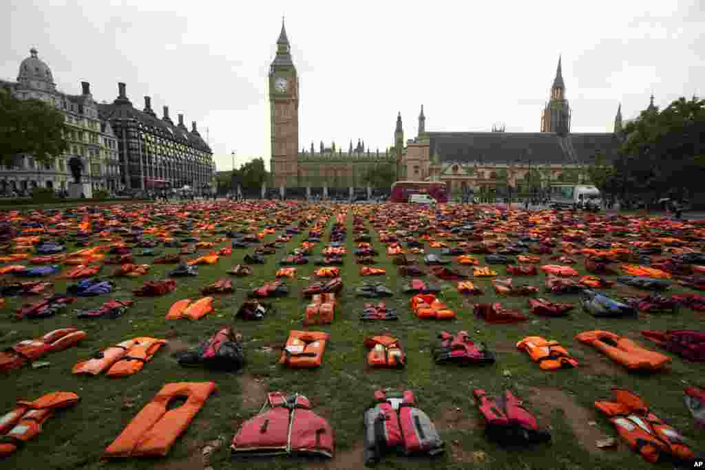 Para aktivis pro-migran memajang 2.500 jaket pelampung yang dikenakan para pengungsi di Parliament Square, London, Inggris, untuk memrotes penanganan krisis migran yang kurang memadai.