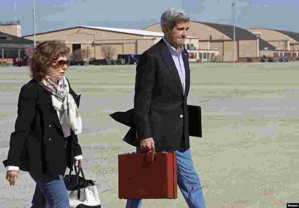 Menteri Luar Negeri John Kerry dan istrinya Teresa Heinz Kerry bersiap menaiki pesawat kedua setelah pesawat yang seharusnya dinaiki mengalami masalah mekanis di Markas Angkatan Udara Andrews di Maryland (6/4).