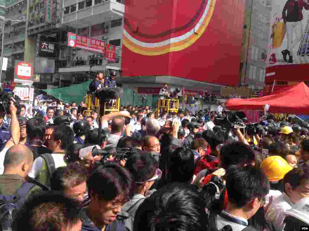 香港警方星期三上午展開強行清場行動(美國之音海彥拍攝)。