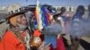 Campesinos e indígenas bolivianos, seguidores del expresidente Evo Morales, protestan en El Alto contra la postergación de las elecciones, el 30 de julio de 2020.