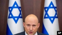 ARCHIVO - El primer ministro de Israel, Naftali Bennett, preside una reunión semanal del gabinete en su oficina en Jerusalén, el 14 de noviembre de 2021.
