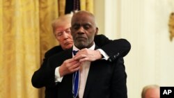 Presidente Trump presenta la Medalla Presidencial a la Libertad al juez retirado de la Corte Suprema de Minnesota Alan Page durante una ceremonia en la Casa Blanca, en Washington (AP Photo/Manuel Balce Ceneta)