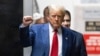Bivši predsednik Donald Tramp vraća se u sudnicu posle pauze za ručak na suđenju u Vrhovnom sudu Njujorka, 30. aprila 2024. (AP/Justin Lane)