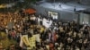 港人在政府总部外抗议DQ民主派议员 (苹果日报图片)