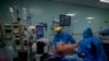Enfermeras atienden a un paciente de COVID-19 en la unidad de cuidados intensivos del hospital Dr. Arnulfo Arias de Ciudad de Panamá. Julio 04 de 2020.