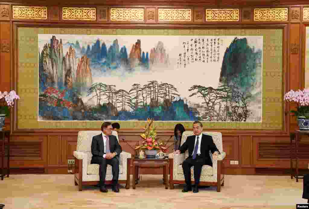 2018年10月24日,在北京钓鱼台国宾馆的会见厅,在画家刘海粟的巨幅国画《江山多娇》前面,中国外交部长王毅会见马来西亚人民公正党实权领袖安华·易卜拉欣。安华两年后将接任总理。