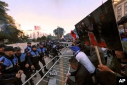 Demonstranti pokušavaju da probiju policijski kordon tokom anti-vladinih protesta u Tirani, 11. maja 2019.