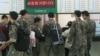 21일 서울 동서울 버스터미널에서 장병들이 버스표를 구매하고 있다. 박근혜 한국 대통령은 추석을 맞아 부사관 이하 모든 국군장병들에게 1박2일의 '특별휴가증'을 수여했다.