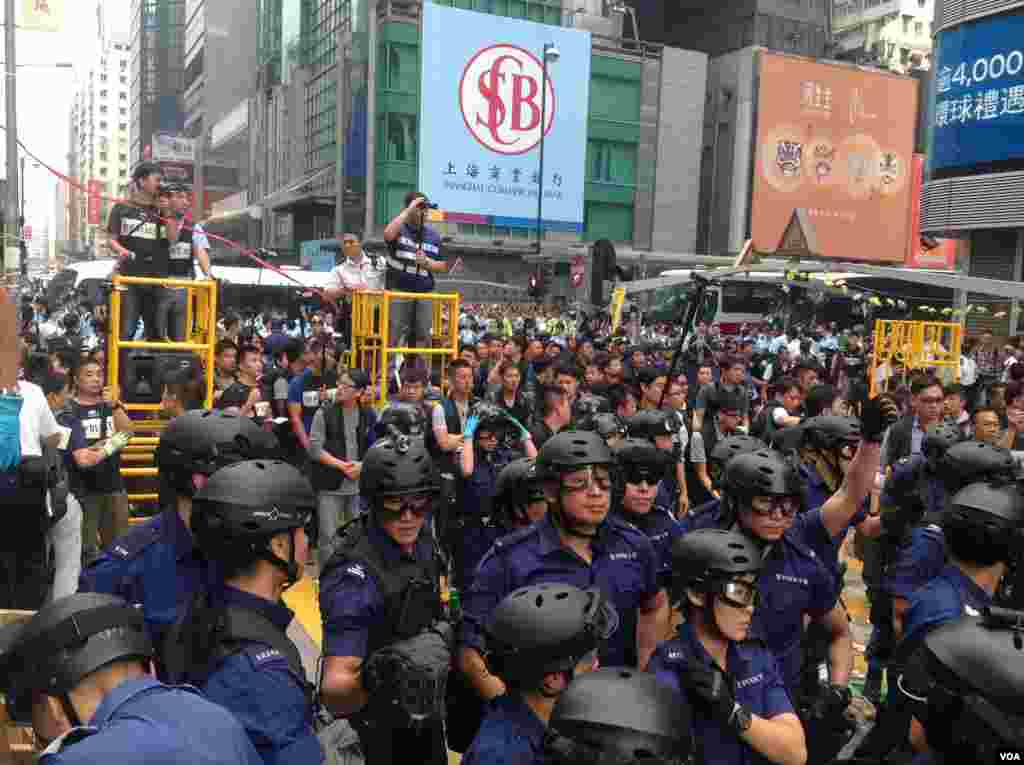 香港警方星期三上午展開強行清場行動(美國之音海彥拍攝)。