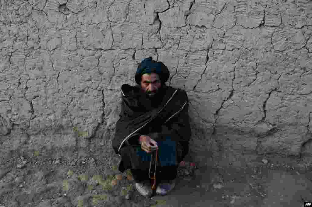 Wani magidanci dan gudun hijira daga kasar Afganistan na addu'a 