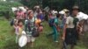 တိုက်ပွဲတွေကြောင့် နေရပ်စွန့်ခွာ ထွက်ပြေးနေကြသည့် ကချင် ဒုက္ခသည်များ။