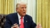 အမေရိကန်သမ္မတ Donald Trump က သမ္မတစီရင်ဆုံးဖြတ်ခွင့်အာဏာအရ ထုတ်ပြန်မိန့်များကို အိမ်ဖြူတော်ဘဲဥပုံရုံးခန်းမှာ လက်မှတ်ရေးထိုးနေစဥ်။ 