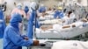 Un trabajador médico toma notas cerca de un paciente en la Unidad de Cuidados Intensivos en el Hospital Villa El Salvador, en Lima, Perú, en diciembre pasado, cuando se detectó la variante Lambda.