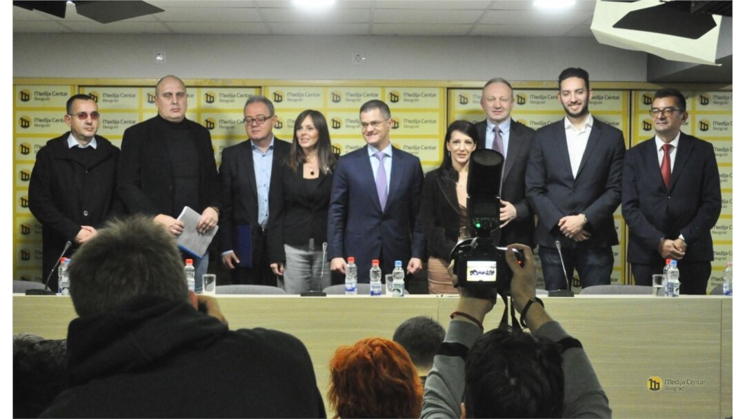 Lideri opozicionih stranaka koje su formirale savez za zajednički nastup na predstojećim izborima, na konferenciji za štampu u Medijacentru, u Beogradu, 26. novembra 2021. (Foto: Medijacentar Beograd)