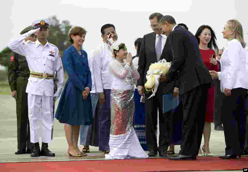 2012年11月19日,美国总统奥巴马和美国国务卿希拉里.克林顿抵达缅甸仰光国际机场之际接受鲜花。
