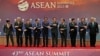 2023年9月5日在印度尼西亚雅加达举办的东南亚国家联盟 (ASEAN) 峰会开始前，领导人手拉着手拍全家福。（路透社图片）