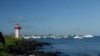 Este 2 de mayo de 2020, muestra el faro de la playa de Mann y los barcos anclados en la Bahía de Naufragio, en San Cristóbal, Islas Galápagos, Ecuador.