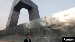 有人走过中国央视大楼附近的工地