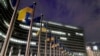 Флаги Европейского Союза и Украины у штаб-квартире ЕС в Брюсселе в день третьей годовщины с начала полномасштабного вторжения России в Украину, 24 февраля 2025 года