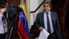 El embajador de Italia en Venezuela, Silvio Mignano sale de su reunión con el canciller Arreaza en el Ministerio de Relaciones Exteriores en Caracas.