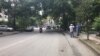 La periodista Carolina Alcalde es cuestionada mientras informa sobre agresión en el barrio Santa Fe, en Caracas. 