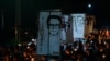 Fieles católicos participan en una procesión para conmemorar el 26 aniversario del asesinato del padre Ignacio Ellacuria y de otros cinco sacerdotes jesuitas y dos empleados, en la Universidad Centroamericana de San Salvador, en 1989.