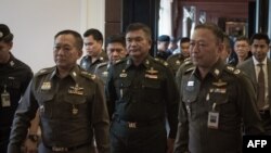 被泰国警官围在中间的玛纳斯中将到曼谷警察局向警察自首（2015年3月6日）