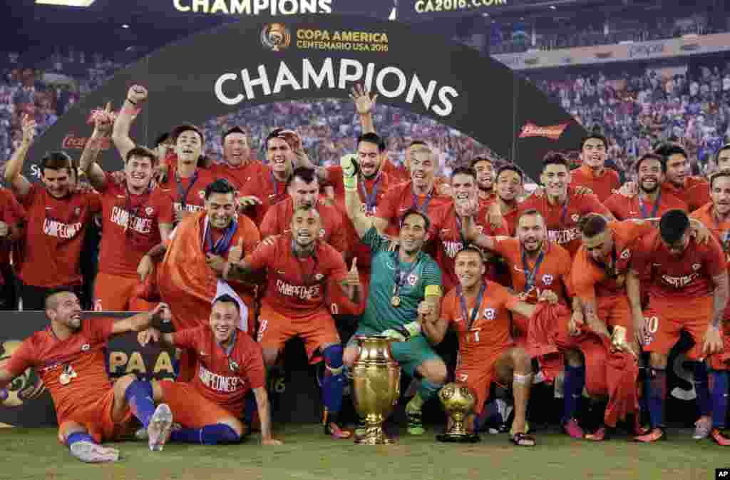 'Yan wasan Chile su na murnar kofin da suka dauka na gasar Copa America