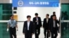 남측 개성공단 관계자들의 방북을 하루 앞둔 9일, 전기설비 보수를 위한 선발대가 경기도 파주시 남북출입사무소에 입경하고 있다.
