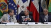 Danilo Medina, presidente de República Dominicana, centro, hizo el anuncio el miércoles, pero también indicó que su país sigue abierto para cuando las partes involucradas decidan volverse a encontrar. 