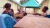 Trois femmes handicapées, épanouies, grâce à Handicap Home de la fondation Coeur d'Afrique, de Roger Milla, à Yaoundé, le 7 décembre 2017. (VOA/Emmanuel Jules Ntap)