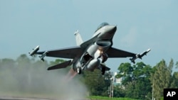 台灣的漢光軍事演習裡，美國製造的F-16戰機從公路上起飛（2015年12月16日）