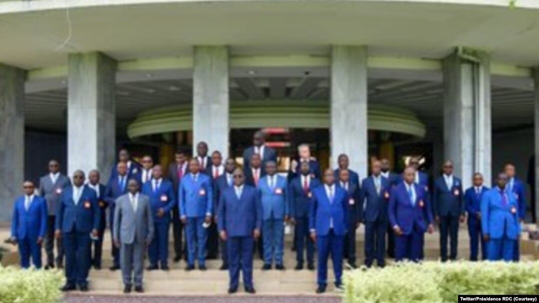 Président Félix Tshisekedi (C, rangée ya nse), Ministre wa yambo Ilunga Ilunkamba (2e G, 1ere rangée), nimistre ya Intérieur Gilbert Kankonde (22 D, 1ere rangée) kati na bakambi ba bituka 26 na Palais de la nation, Kinshasa, 28 décembre 2020. (Twitter/Pré